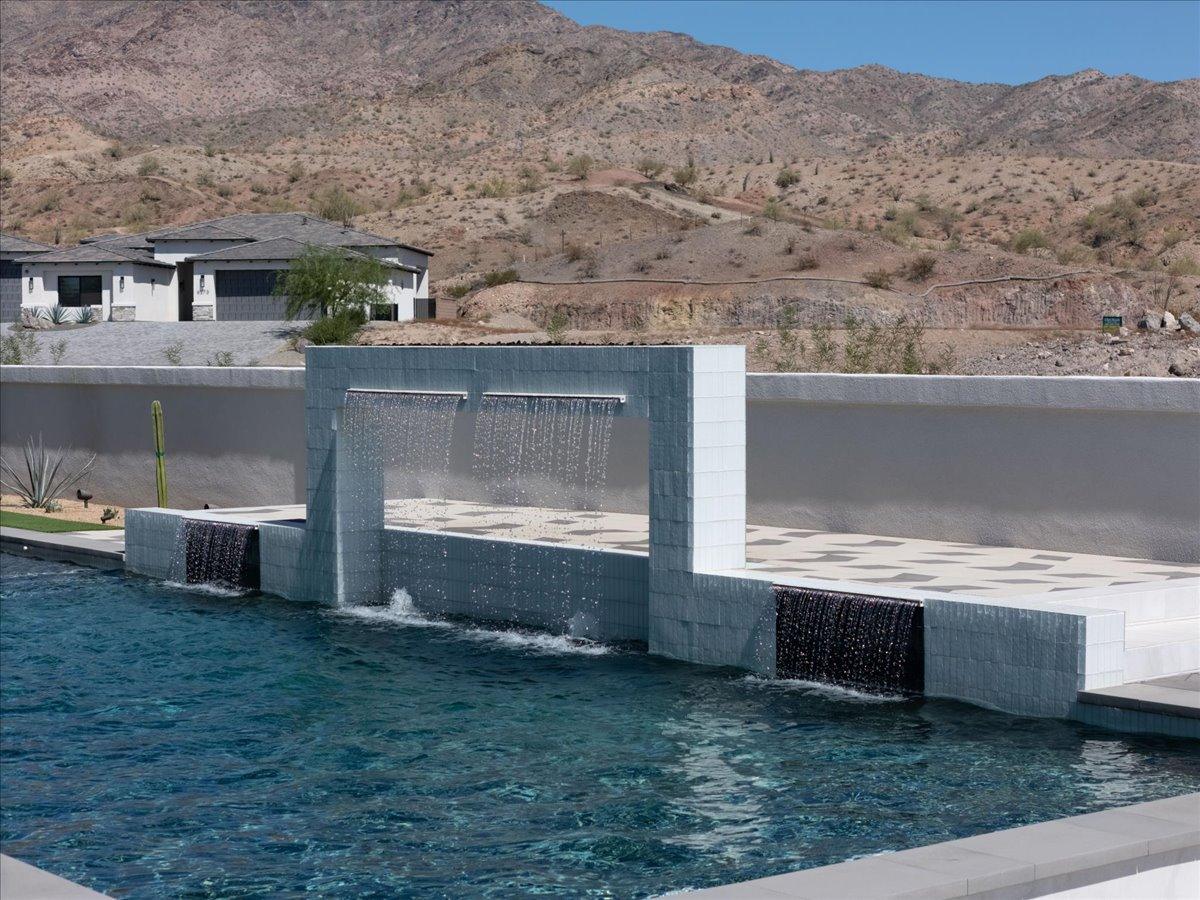 Pool water feature at 6269 Avienda De Las Colinas