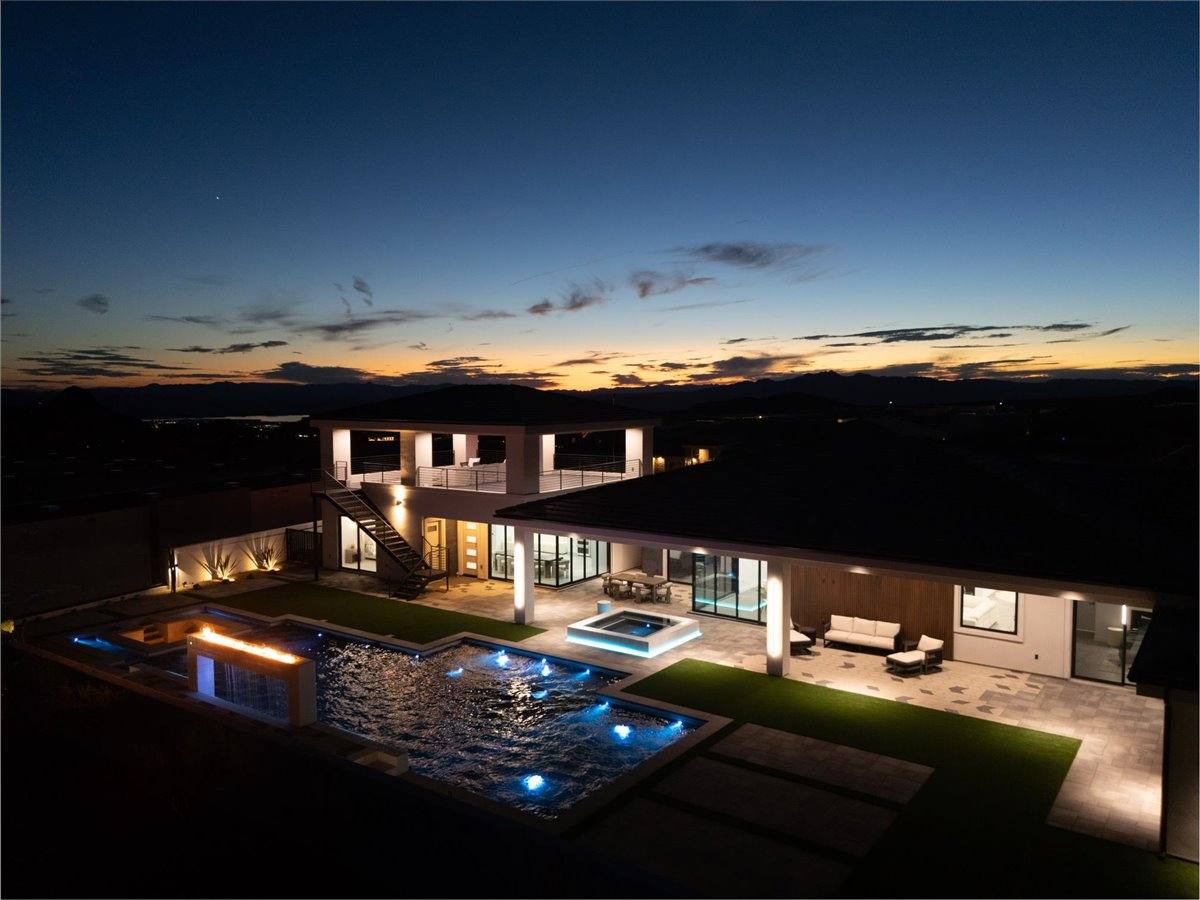 Twilight pool and patio at 6269 Avienda De Las Colinas