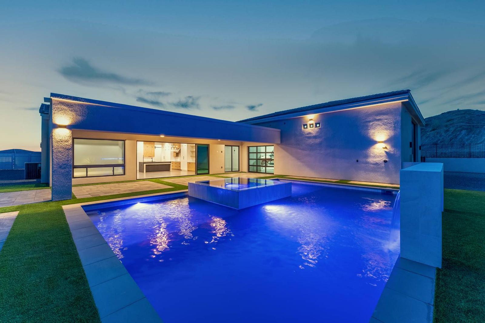 Twilight RV garage at 6287 Avienda De Las Colinas